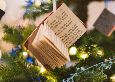 Kleine Bücher als Schmuck am Weihnachtsbaum