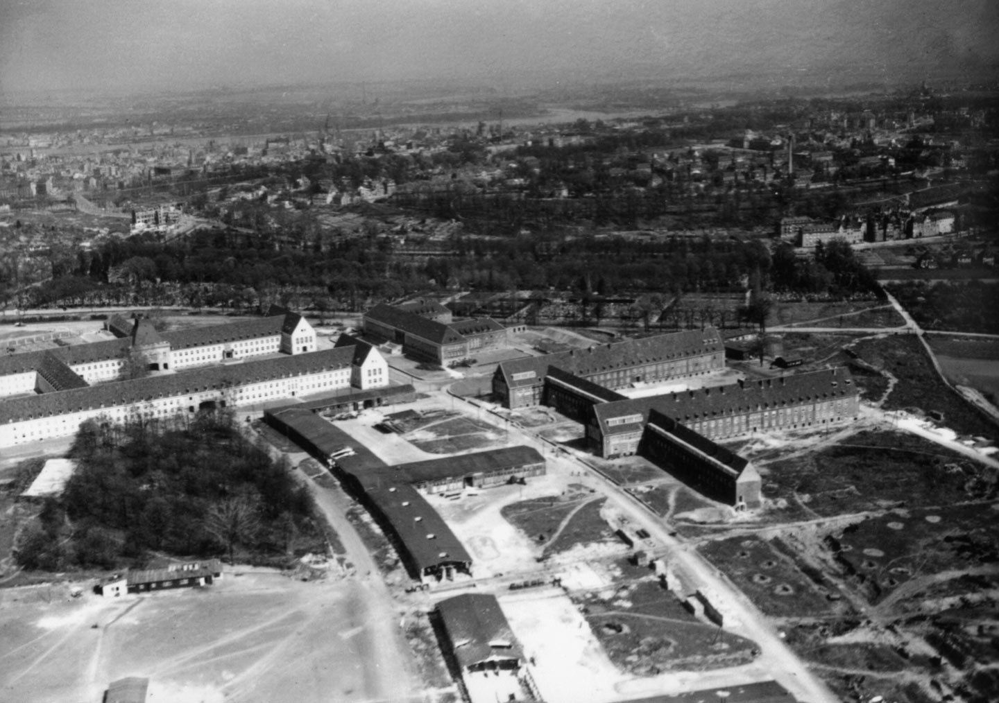 Luftaufnahme des Campus mit Bombentrichtern 1946