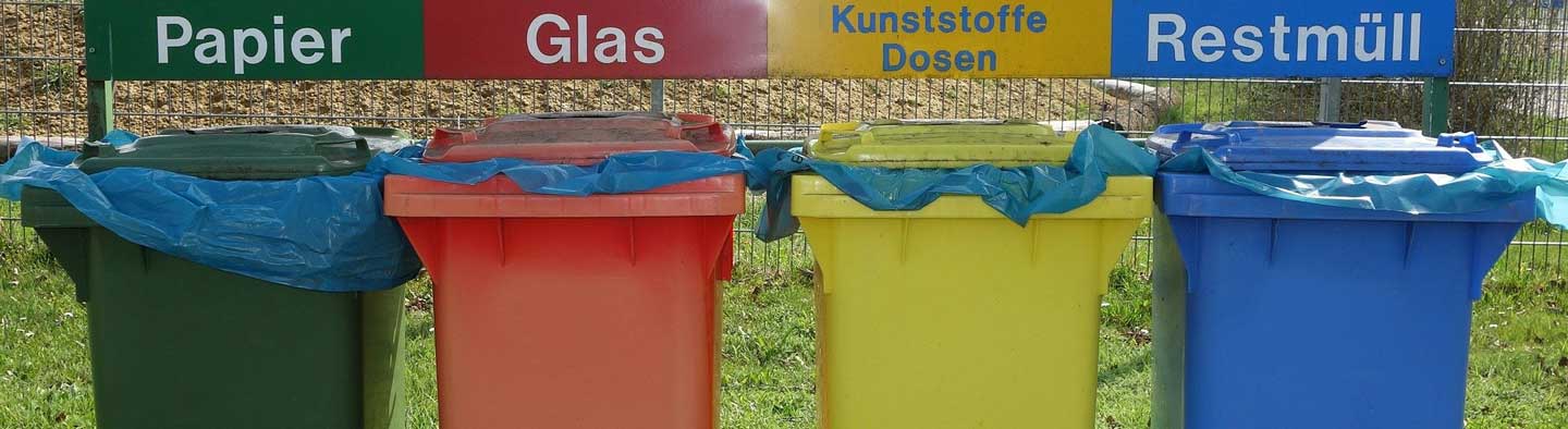 Verschiedene Mülltonnen zur Mülltrennung