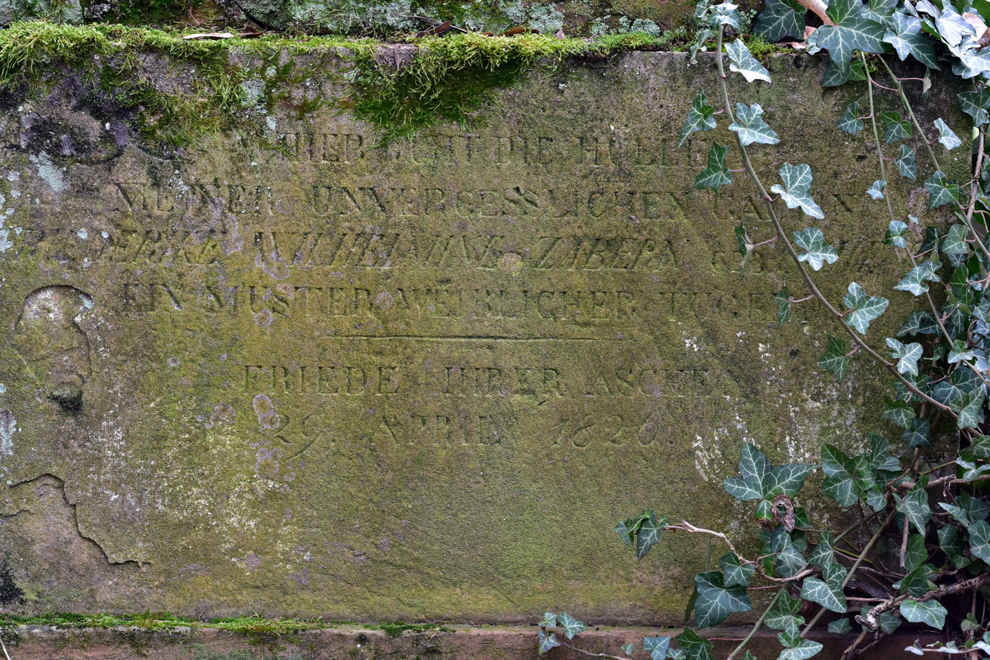 Inschrift auf dem Grabmal der Wilhelmine von Zabern, Hauptfriedhof Mainz