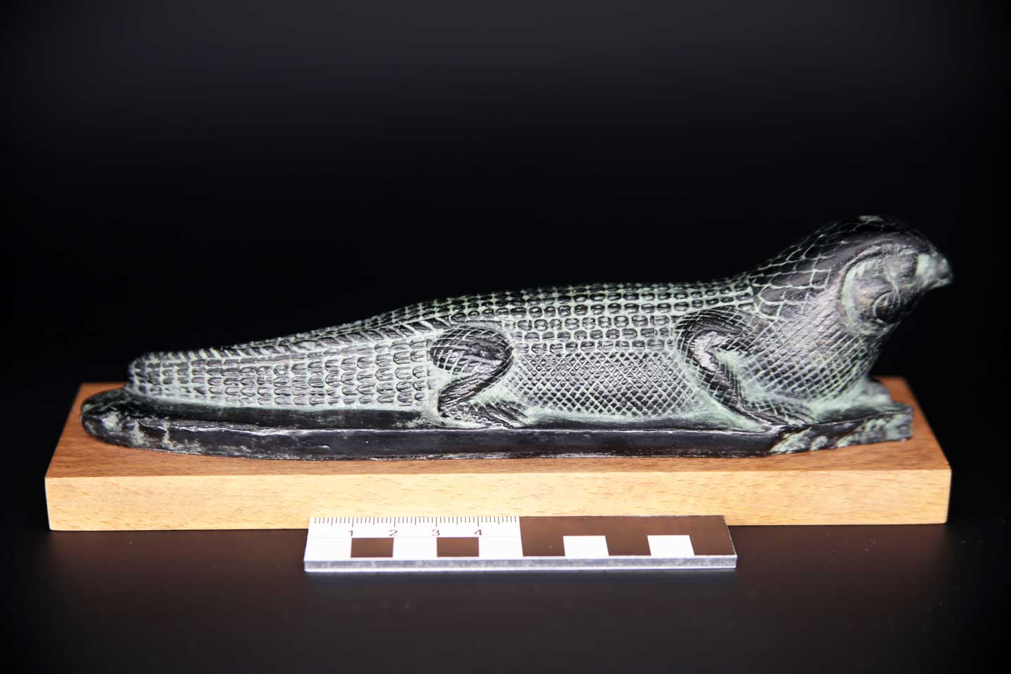 Statuette eines falkenköpfigen Krokodils, rechte Seite