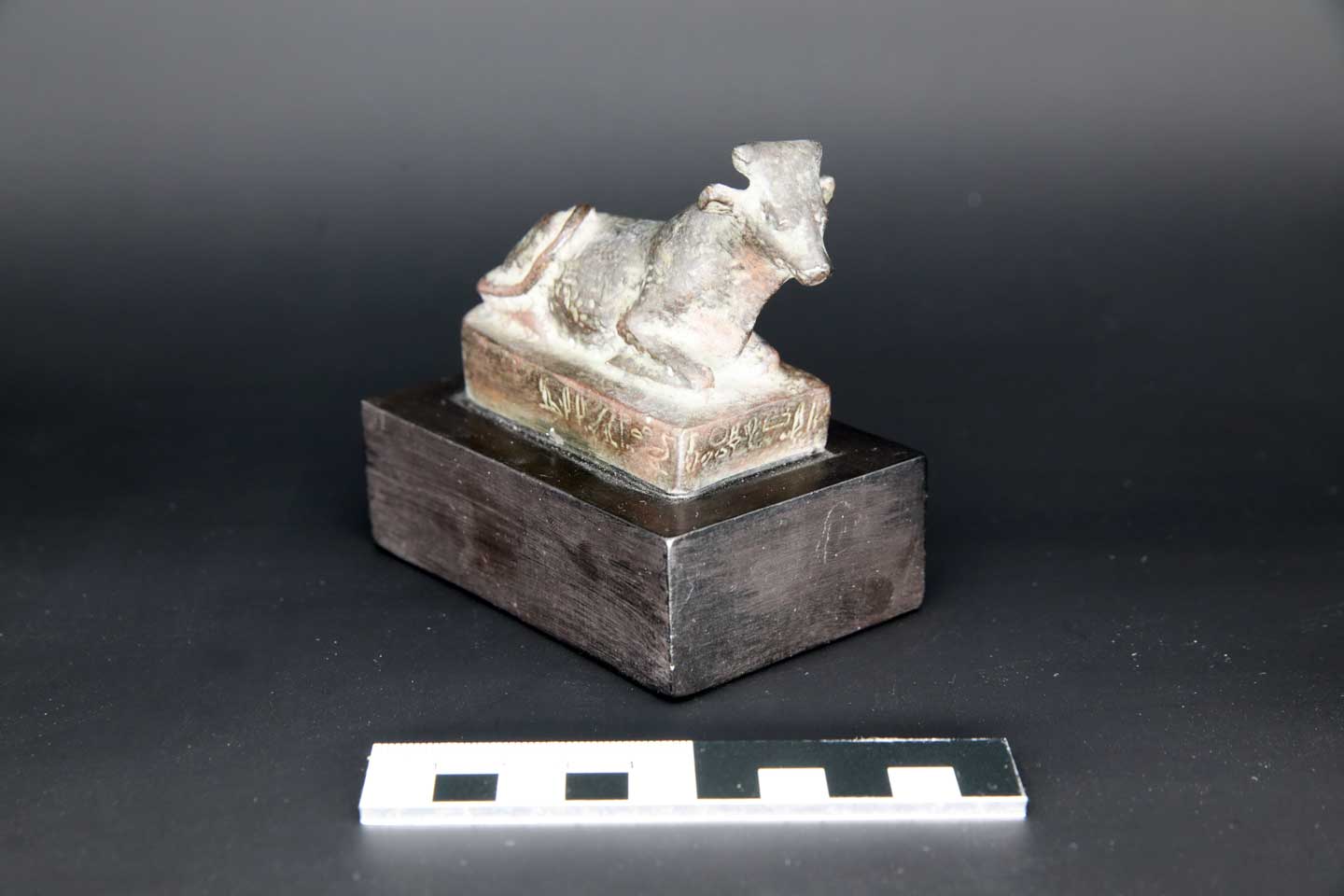 Statuette einer liegenden Kuh