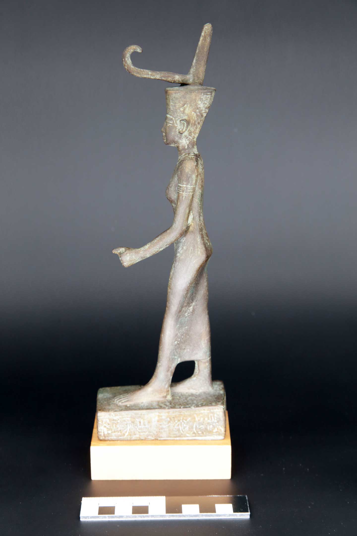 Statuette der Göttin Neith, linke Seite