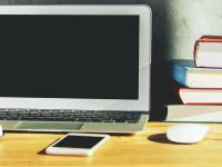 Computer und Bücherstapel