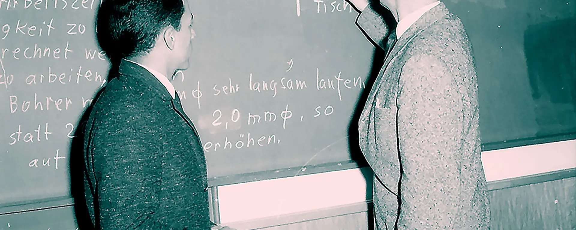 Image matching this topic Lehrer und erwachsener Schüler vor einer Schultafel