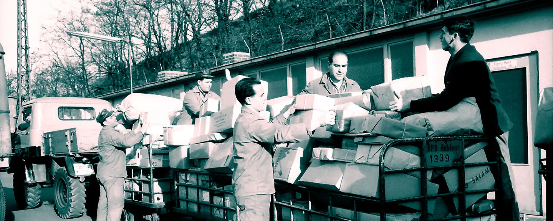 Image matching this topic Männer beladen Bahnpost-Wagen
