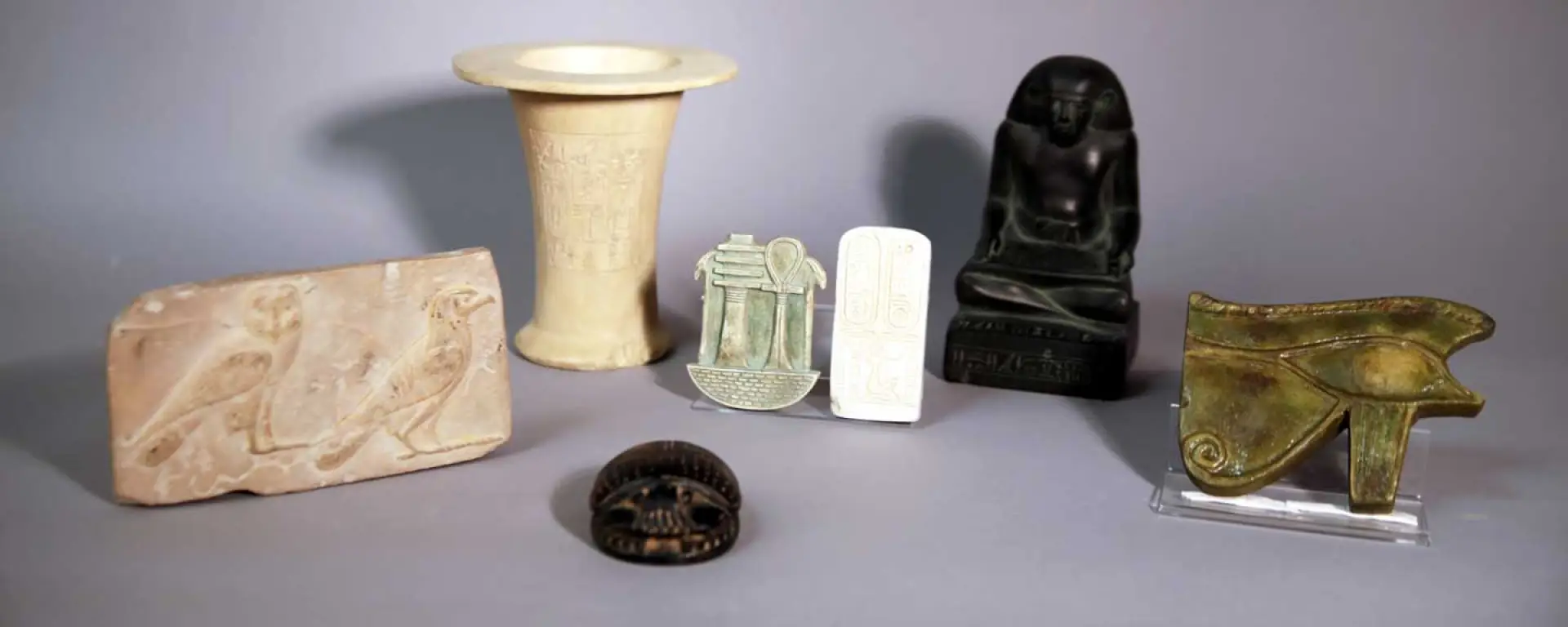Verschiedene Objekte, teils mit Hieroglyphen