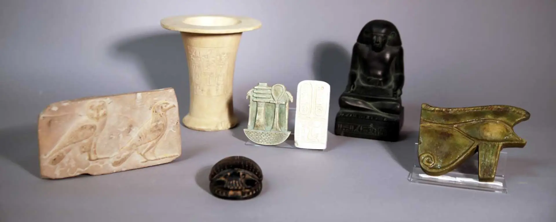Image matching this topic Verschiedene Objekte, teils mit Hieroglyphen