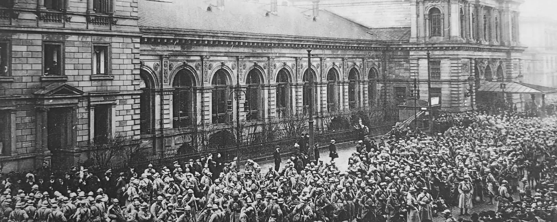 Französische Besatzungstruppen vor dem Hauptbahnhof, fotografiert am 9. Dezember 1918, 13 Uhr
