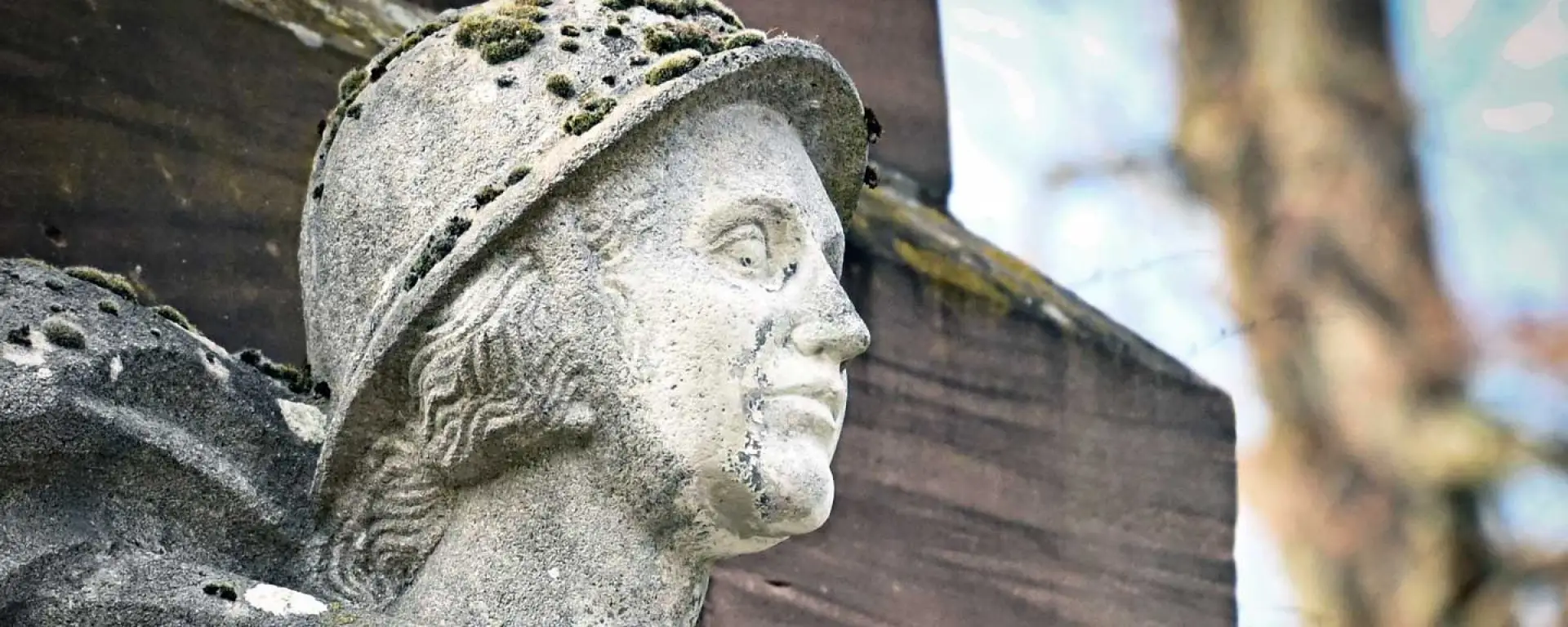 Eine Frauenfigur mit Stahlhelm ziert das Denkmal auf dem Französischen Garnisonsfriedhof in Mainz