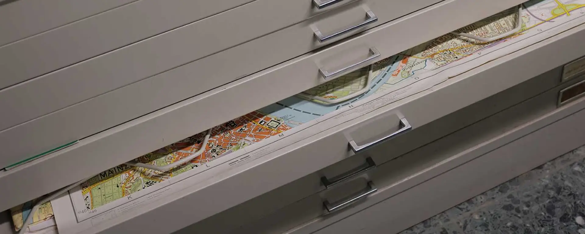 Image matching this topic Kartenschrank