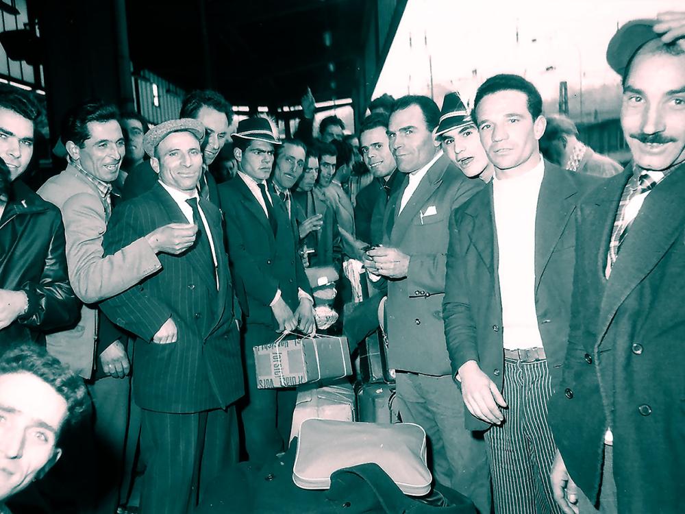 Männer auf dem Bahnsteig mit Gepäck