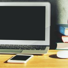 Computer und Bücherstapel