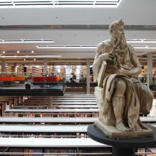 Blick über die untere Regalebene im Bibliotheksbereich Georg Forster-Gebäude