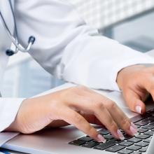 Mediziner arbeitet am Laptop