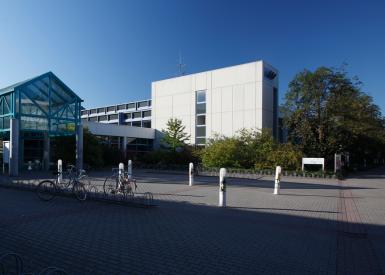 Eingang Gebäude Bereichsbibliothek Rechts- und Wirtschaftswissenschaften