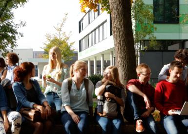 Gruppe von Studierenden zwischen Georg Forster-Gebäude und Zentralbibliothek