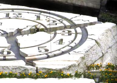 Zerbrochene Uhr aus Stein