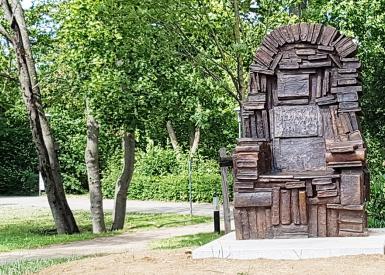 Skulptur: Bücher zu einem Sessel gestapelt und in Bronze gegossen