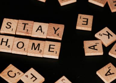 Scrabble-Buchstaben bilden Stay Home