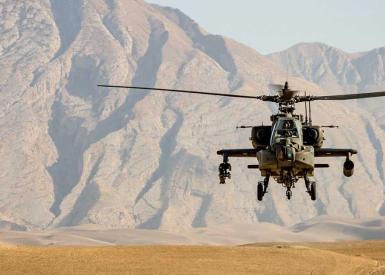 Militärhubschrauber in Wüstenlandschaft