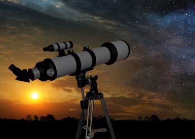 Teleskop vor Nachthimmel