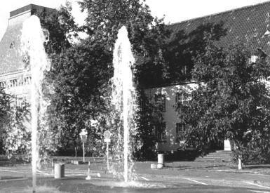 Brunnen im Forum der Universität in den 60er Jahren