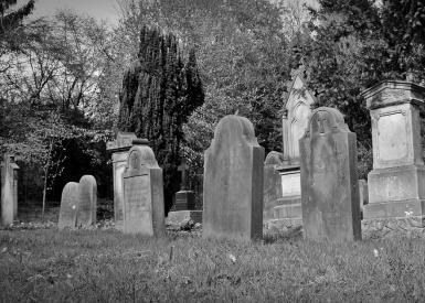 Friedhof mit alten Grabsteinen