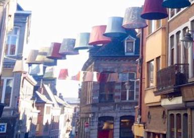 Straße mit Lampenschirmen in der Altstadt von Mons