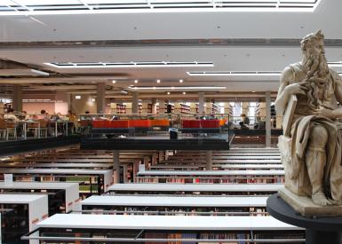 Blick über die untere Regalebene im Bibliotheksbereich Georg Forster-Gebäude