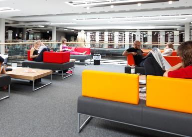 Lesebereich mit Sofas