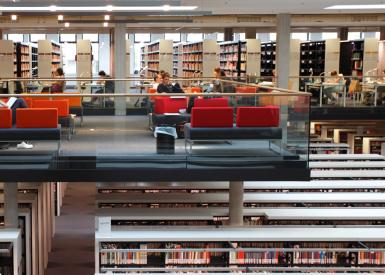 Lesebereich mit bunten Sofas im Georg Forster-Gebäude