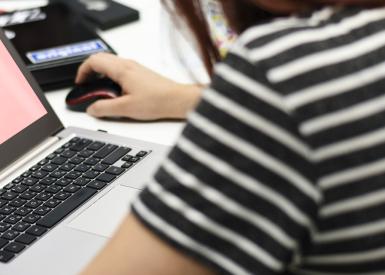 Frau arbeitet am Laptop