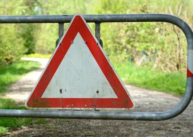 Weg mit Absperrung und Warnschild