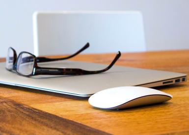 Laptop mit Brille und Maus