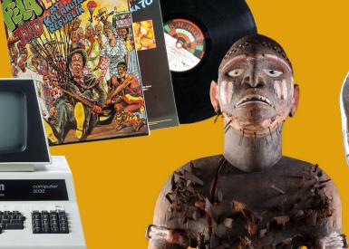 Alter Computer, afrikanische Schallplatte, Münze, ethnologische Skulptur