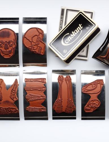 verschiedene Stempel mit Skeletten, Schädeln, Knochen