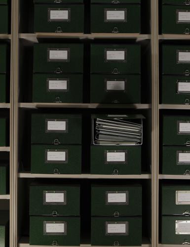 Archivkästen in einem Regal