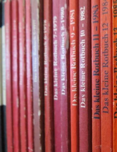 Buchrücken mehrerer Bände einer Reihe aus dem Rotbuchverlag