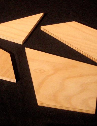 vier drei bzw. viereckige Teile aus Holz