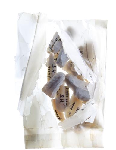 Feuersteinklingen in einer aufgerissenen Papiertüte