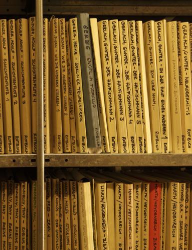 Regal mit Manuskripten des Rotbuch Verlags