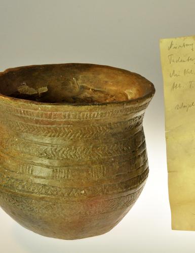 Tongefäß, Zettel mit Notizen