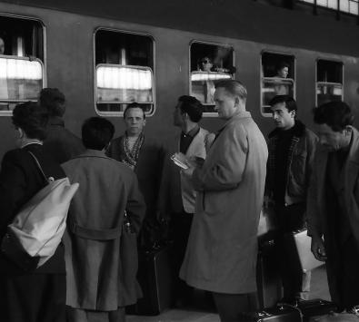 Menschen vor dem Zugwaggon