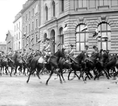 Um 1900 fotografierte Konrad Schollmayer eine Escadron des Husaren-Regiments Nr. 13 (König Humbert) von der heutigen Kaiserstraße aus mit Blick auf St. Peter (links).