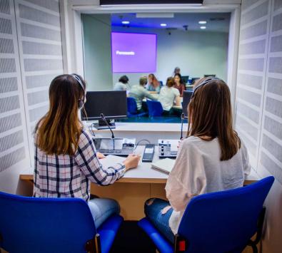 Zwei Dometscherinnen in der Kabine