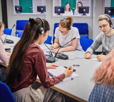 Dolmetschen am Tisch und in der Kabine