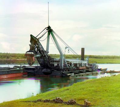 Schwimmende Baggermaschine vom Typ Svirskaia, dem Ausbau von Kanälen dienend