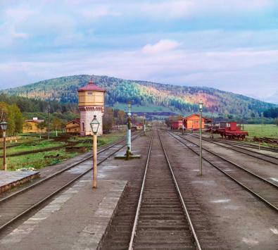 Blick auf den gut ausgebauten Bahnhof von Simskaia, Streckenabschnitt Samara – Zlatoust