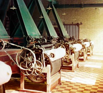 Innenansicht einer Baumwollspinnerei mit Maschinen zur Herstellung von Baumwollgarn, wahrscheinlich in Taschkent